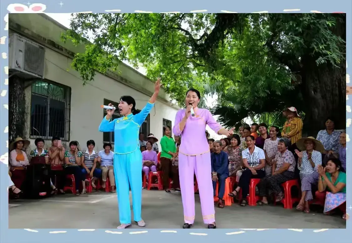 树荫下演唱海南民歌，村民围坐观看